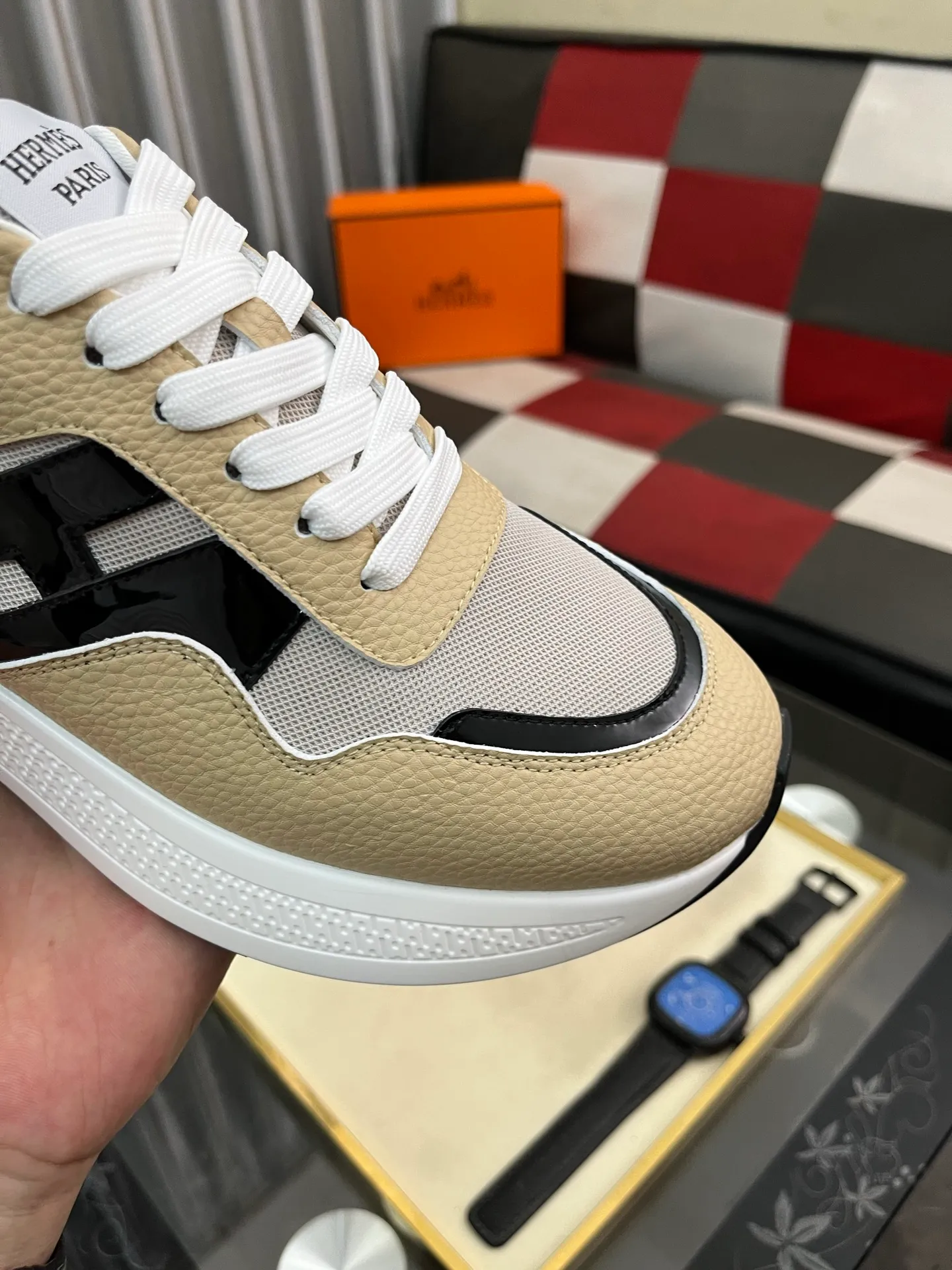Men's shoes 💰540⌚️⌚️HERMES/Hermès Hugo thick-soled sneakers, casual men's shoes, these sneakers are made of imported first-layer cowhide leather and breathable mesh design. The contrasting color design creates a dynamic and modern shape. The front end of the toe is decorated with natural-color rubber inlays, which is novel and fashionable. The texture is incomparable, with cowhide lining and cowhide foot pads, the upper foot is comfortable and breathable, and the rubber sole is decorated with geometric patterns and iconic "H" details. A very personal one! Size: 38-44